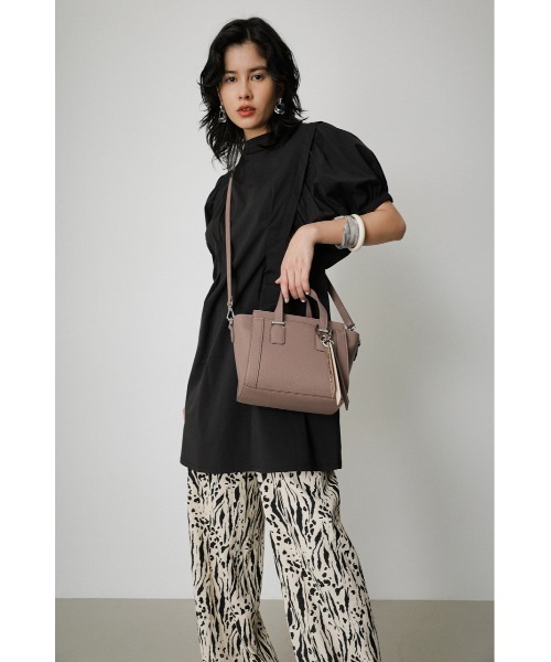 AZUL by moussy（アズールバイマウジー）の「CHARM SET TRAPEZOID BAG/チャームセットトラぺゾイドバッグ（ショルダーバッグ・レディース・ダークベージュ/ライトブルー・FREE）」の9枚目の写真