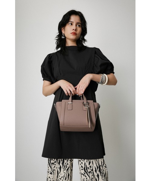 AZUL by moussy（アズールバイマウジー）の「CHARM SET TRAPEZOID BAG/チャームセットトラぺゾイドバッグ（ショルダーバッグ・レディース・ダークベージュ/ライトブルー・FREE）」の10枚目の写真