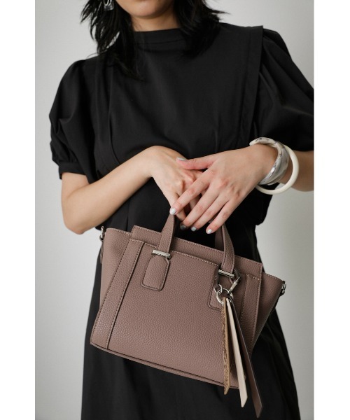 AZUL by moussy（アズールバイマウジー）の「CHARM SET TRAPEZOID BAG/チャームセットトラぺゾイドバッグ（ショルダーバッグ・レディース・ダークベージュ/ライトブルー・FREE）」の11枚目の写真