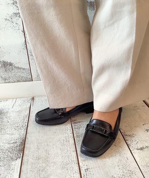 blanc/bleu(ブランブルー)の「【日本製/本革】ふかふか 柔らかい バックルつきローファー(モカシン/デッキシューズ・レディース・ブラック/カーキ/グレイッシュベージュ/シルバー・23.5cm/23.0cm/24.0cm/22.5cm/24.5cm)」の7枚目の写真