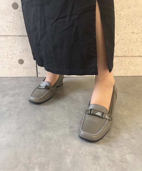 blanc/bleu(ブランブルー)の「【日本製/本革】ふかふか 柔らかい バックルつきローファー(モカシン/デッキシューズ・レディース・ブラック/カーキ/グレイッシュベージュ/シルバー・23.5cm/23.0cm/24.0cm/22.5cm/24.5cm)」の19枚目の写真
