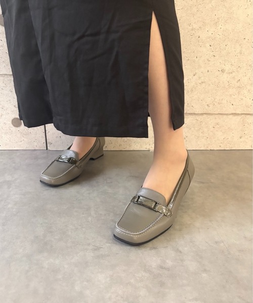blanc/bleu(ブランブルー)の「【日本製/本革】ふかふか 柔らかい バックルつきローファー(モカシン/デッキシューズ・レディース・ブラック/カーキ/グレイッシュベージュ/シルバー・23.5cm/23.0cm/24.0cm/22.5cm/24.5cm)」の15枚目の写真