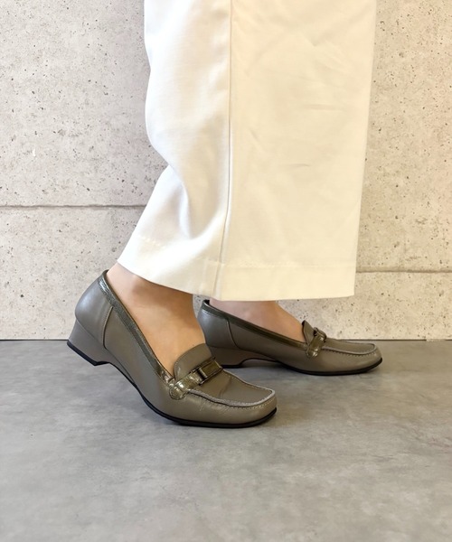 blanc/bleu(ブランブルー)の「【日本製/本革】ふかふか 柔らかい バックルつきローファー(モカシン/デッキシューズ・レディース・ブラック/カーキ/グレイッシュベージュ/シルバー・23.5cm/23.0cm/24.0cm/22.5cm/24.5cm)」の17枚目の写真