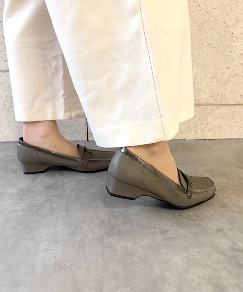 blanc/bleu(ブランブルー)の「【日本製/本革】ふかふか 柔らかい バックルつきローファー(モカシン/デッキシューズ・レディース・ブラック/カーキ/グレイッシュベージュ/シルバー・23.5cm/23.0cm/24.0cm/22.5cm/24.5cm)」の18枚目の写真