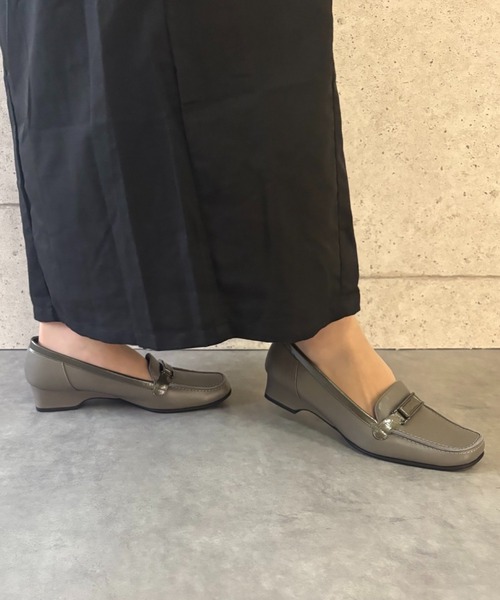 blanc/bleu(ブランブルー)の「【日本製/本革】ふかふか 柔らかい バックルつきローファー(モカシン/デッキシューズ・レディース・ブラック/カーキ/グレイッシュベージュ/シルバー・23.5cm/23.0cm/24.0cm/22.5cm/24.5cm)」の16枚目の写真