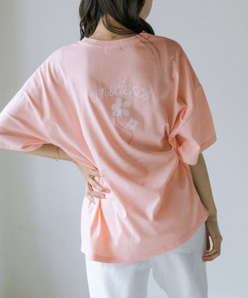 OLIVE des OLIVE(オリーブデオリーブ)の「花プリントビッグTシャツ(Tシャツ/カットソー・レディース・オフホワイト/ピンク/ブルー/アイボリー・FREE)」の4枚目の写真