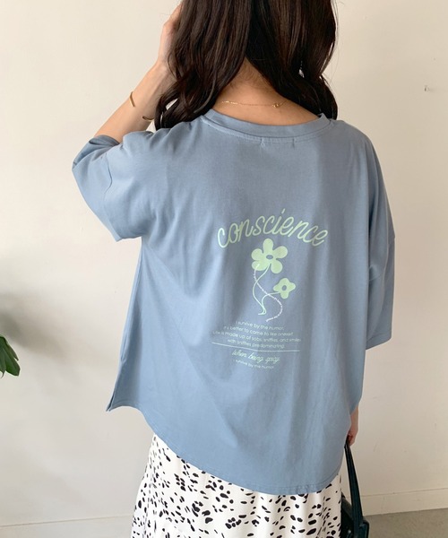 OLIVE des OLIVE(オリーブデオリーブ)の「花プリントビッグTシャツ(Tシャツ/カットソー・レディース・オフホワイト/ピンク/ブルー/アイボリー・FREE)」の3枚目の写真