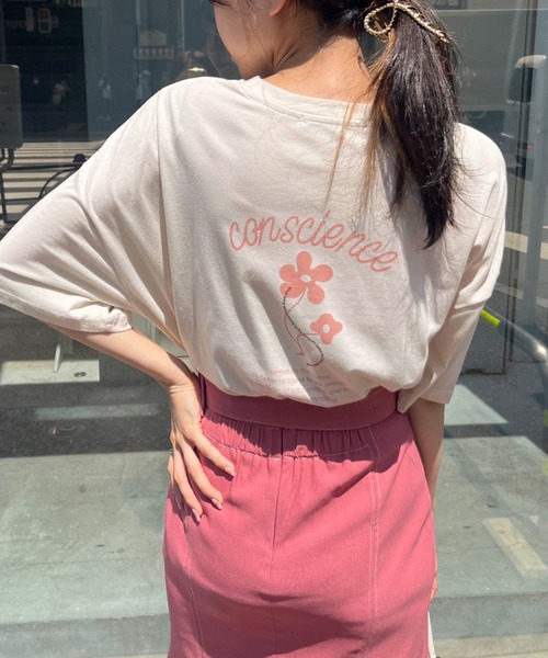 OLIVE des OLIVE(オリーブデオリーブ)の「花プリントビッグTシャツ(Tシャツ/カットソー・レディース・オフホワイト/ピンク/ブルー/アイボリー・FREE)」の2枚目の写真