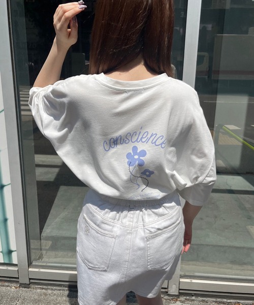 OLIVE des OLIVE(オリーブデオリーブ)の「花プリントビッグTシャツ(Tシャツ/カットソー・レディース・オフホワイト/ピンク/ブルー/アイボリー・FREE)」の8枚目の写真