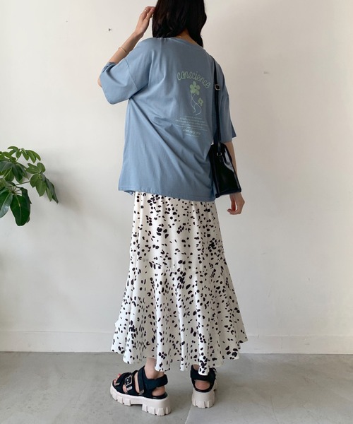 OLIVE des OLIVE(オリーブデオリーブ)の「花プリントビッグTシャツ(Tシャツ/カットソー・レディース・オフホワイト/ピンク/ブルー/アイボリー・FREE)」の19枚目の写真