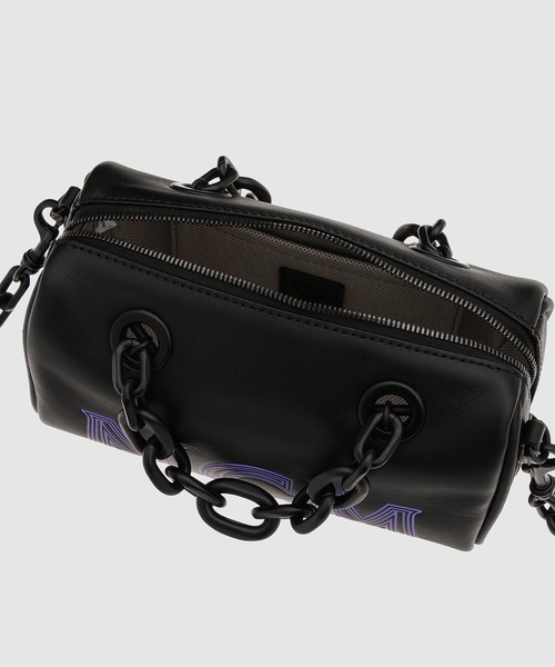MCM(エムシーエム)の「【香水サンプル付き】ボストン バッグ - チェーン レザー(ハンドバッグ・レディース・ブラック/ピンク・mini)」の4枚目の写真