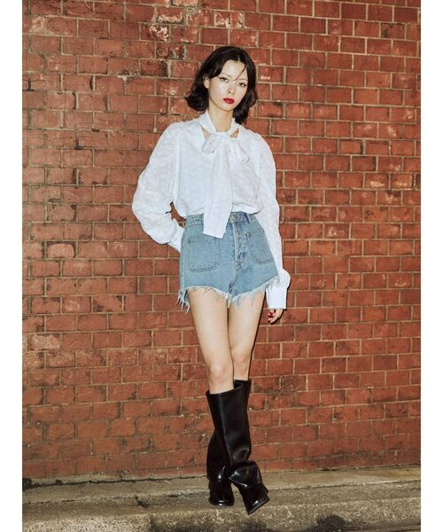 jouetie(ジュエティ)の「フリンジデニムショートパンツ(デニムパンツ・レディース・ライトブルー/ブラック・SMALL/LARGE/MEDIUM)」の5枚目の写真