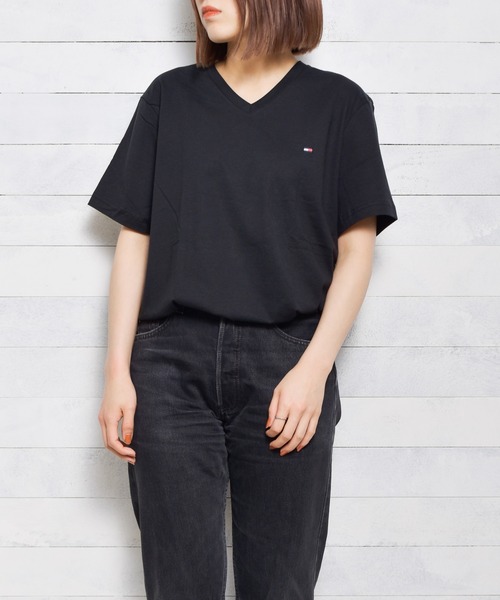 TOMMY HILFIGER(トミーヒルフィガー)の「★TOMMY HILFIGER★ワンポイント刺繍VネックTEE(Tシャツ/カットソー・レディース・ブラック/ホワイト・SMALL/MEDIUM/LARGE)」の1枚目の写真