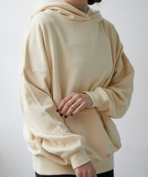 ECRIRE（エクリール）の「ドロップショルダー裏毛パーカー（パーカー・レディース・ブラック/ブルー/ベージュ・M/L）」の3枚目の写真