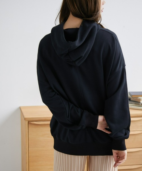 ECRIRE（エクリール）の「ドロップショルダー裏毛パーカー（パーカー・レディース・ブラック/ブルー/ベージュ・M/L）」の9枚目の写真