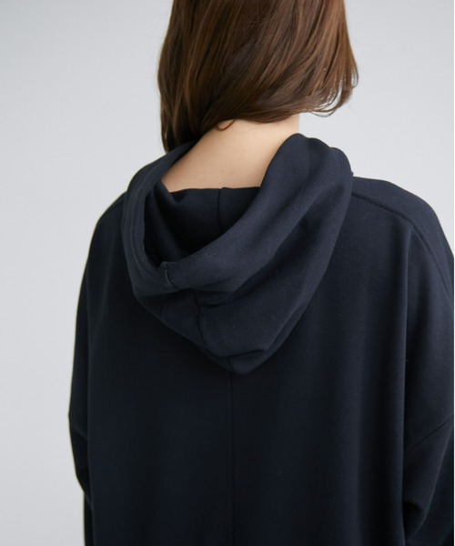 ECRIRE（エクリール）の「ドロップショルダー裏毛パーカー（パーカー・レディース・ブラック/ブルー/ベージュ・M/L）」の11枚目の写真