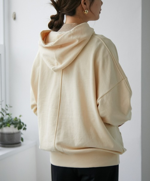 ECRIRE（エクリール）の「ドロップショルダー裏毛パーカー（パーカー・レディース・ブラック/ブルー/ベージュ・M/L）」の16枚目の写真