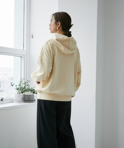 ECRIRE（エクリール）の「ドロップショルダー裏毛パーカー（パーカー・レディース・ブラック/ブルー/ベージュ・M/L）」の12枚目の写真