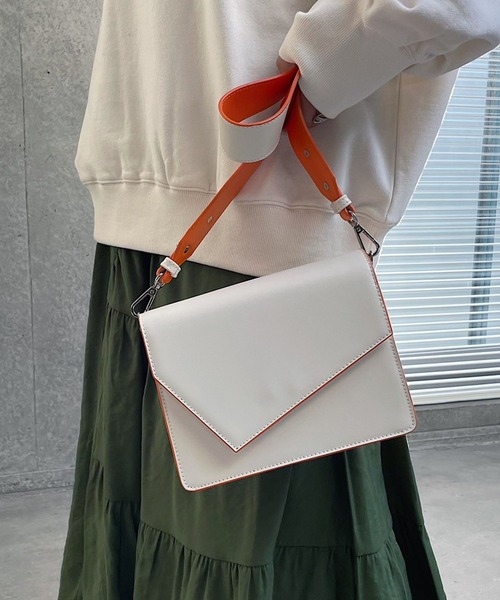 PAGEBOY（ページボーイ）の「バイカラースクエアショルダー（ショルダーバッグ・レディース・オフホワイト/シルバー/ブラック/モカ・FREE）」の2枚目の写真