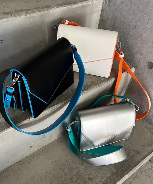 PAGEBOY（ページボーイ）の「バイカラースクエアショルダー（ショルダーバッグ・レディース・オフホワイト/シルバー/ブラック/モカ・FREE）」の4枚目の写真