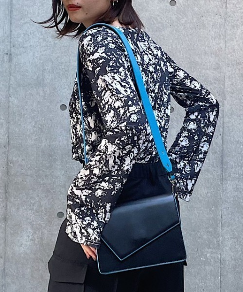 PAGEBOY（ページボーイ）の「バイカラースクエアショルダー（ショルダーバッグ・レディース・オフホワイト/シルバー/ブラック/モカ・FREE）」の3枚目の写真