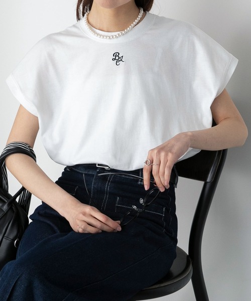 BONLECILL(ボンルシール)の「フレンチスリーブ 配色ロゴ刺繍Tシャツ(Tシャツ/カットソー・レディース・アイボリー/ブラック/ブルー/オフホワイト・FREE)」の2枚目の写真