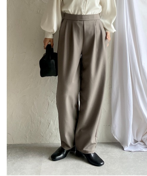 She's Closet(シーズクローゼット)の「ハイウエストタック入りワイドスラックスカーブパンツ(スラックス・レディース・ブラック/モカ/チャコールグレー/マスタード/サンドベージュ/ブルーグレー/グレイッシュベージュ/カーキ・FREE)」の7枚目の写真