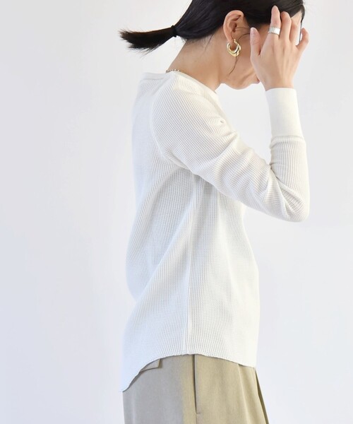 quaranciel(カランシエル)の「quaranciel:〈洗濯機可能〉ワッフル クルーネック ラウンドヘム カットソー(Tシャツ/カットソー・レディース・ブラック/ホワイト/ライトグレー・ONE SIZE)」の15枚目の写真