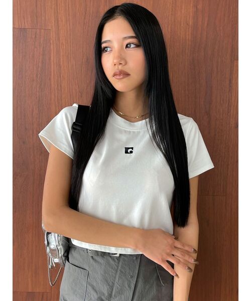 EMODA(エモダ)の「ロゴミニマルTシャツ(Tシャツ/カットソー・レディース・グリーン/ホワイト/ブラック/グレー・FREE)」の2枚目の写真