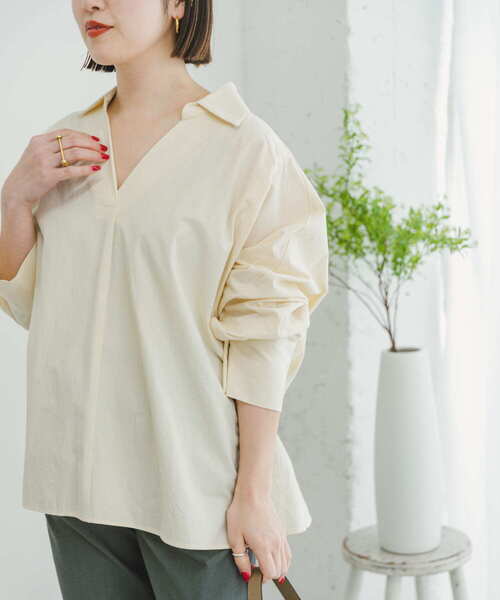 ITEMS URBANRESEARCH(アイテムズ アーバンリサーチ)の「バックギャザースキッパーシャツ(シャツ/ブラウス・レディース・チャコールグレー/オフホワイト/ライトカーキ・FREE)」の2枚目の写真