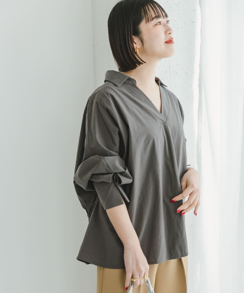 ITEMS URBANRESEARCH(アイテムズ アーバンリサーチ)の「バックギャザースキッパーシャツ(シャツ/ブラウス・レディース・チャコールグレー/オフホワイト/ライトカーキ・FREE)」の1枚目の写真