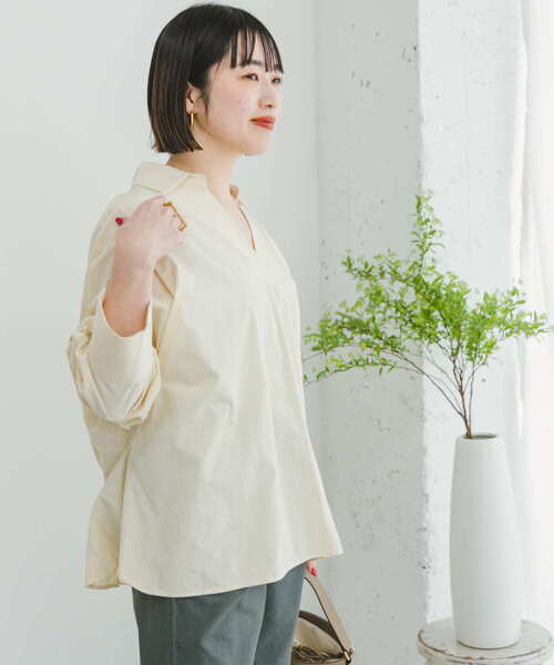 ITEMS URBANRESEARCH(アイテムズ アーバンリサーチ)の「バックギャザースキッパーシャツ(シャツ/ブラウス・レディース・チャコールグレー/オフホワイト/ライトカーキ・FREE)」の7枚目の写真