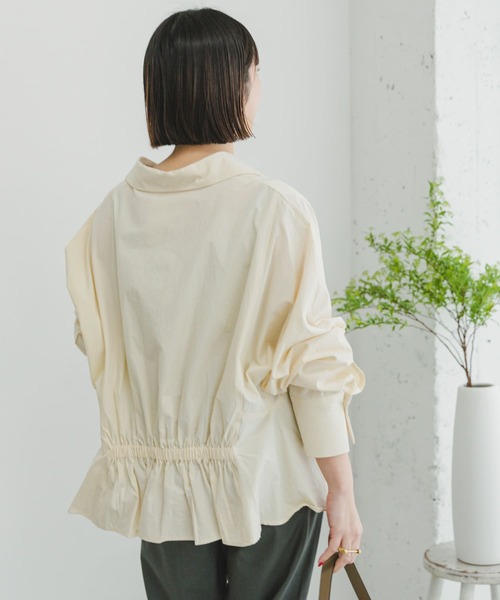 ITEMS URBANRESEARCH(アイテムズ アーバンリサーチ)の「バックギャザースキッパーシャツ(シャツ/ブラウス・レディース・チャコールグレー/オフホワイト/ライトカーキ・FREE)」の9枚目の写真