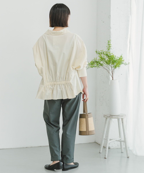 ITEMS URBANRESEARCH(アイテムズ アーバンリサーチ)の「バックギャザースキッパーシャツ(シャツ/ブラウス・レディース・チャコールグレー/オフホワイト/ライトカーキ・FREE)」の4枚目の写真