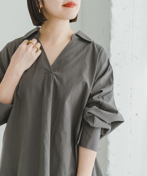 ITEMS URBANRESEARCH(アイテムズ アーバンリサーチ)の「バックギャザースキッパーシャツ(シャツ/ブラウス・レディース・チャコールグレー/オフホワイト/ライトカーキ・FREE)」の5枚目の写真