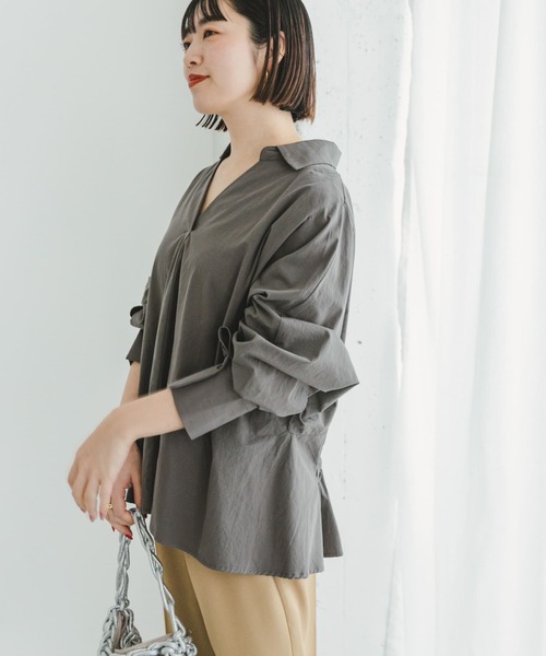 ITEMS URBANRESEARCH(アイテムズ アーバンリサーチ)の「バックギャザースキッパーシャツ(シャツ/ブラウス・レディース・チャコールグレー/オフホワイト/ライトカーキ・FREE)」の6枚目の写真