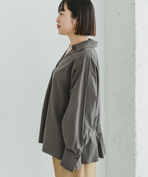 ITEMS URBANRESEARCH(アイテムズ アーバンリサーチ)の「バックギャザースキッパーシャツ(シャツ/ブラウス・レディース・チャコールグレー/オフホワイト/ライトカーキ・FREE)」の21枚目の写真