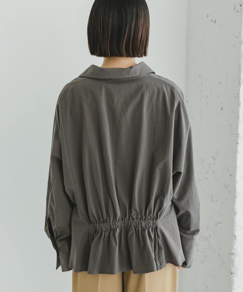 ITEMS URBANRESEARCH(アイテムズ アーバンリサーチ)の「バックギャザースキッパーシャツ(シャツ/ブラウス・レディース・チャコールグレー/オフホワイト/ライトカーキ・FREE)」の22枚目の写真