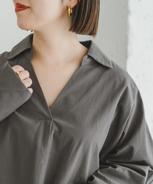 ITEMS URBANRESEARCH(アイテムズ アーバンリサーチ)の「バックギャザースキッパーシャツ(シャツ/ブラウス・レディース・チャコールグレー/オフホワイト/ライトカーキ・FREE)」の11枚目の写真