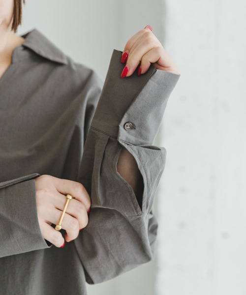 ITEMS URBANRESEARCH(アイテムズ アーバンリサーチ)の「バックギャザースキッパーシャツ(シャツ/ブラウス・レディース・チャコールグレー/オフホワイト/ライトカーキ・FREE)」の12枚目の写真