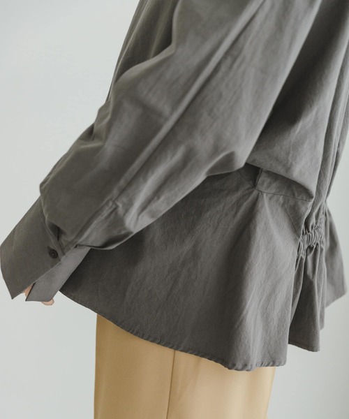 ITEMS URBANRESEARCH(アイテムズ アーバンリサーチ)の「バックギャザースキッパーシャツ(シャツ/ブラウス・レディース・チャコールグレー/オフホワイト/ライトカーキ・FREE)」の13枚目の写真