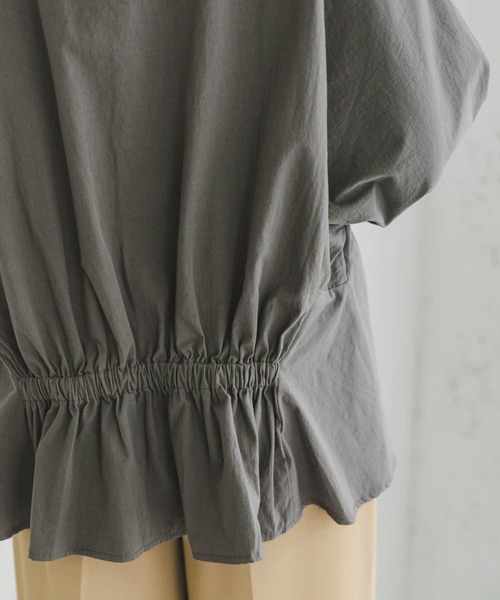 ITEMS URBANRESEARCH(アイテムズ アーバンリサーチ)の「バックギャザースキッパーシャツ(シャツ/ブラウス・レディース・チャコールグレー/オフホワイト/ライトカーキ・FREE)」の14枚目の写真
