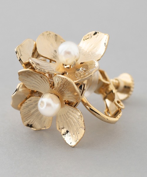 ANEMONE（アネモネ）の「パール×メタルフラワーイヤリング（イヤリング・レディース・ゴールド・FREE）」の4枚目の写真