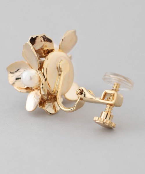 ANEMONE（アネモネ）の「パール×メタルフラワーイヤリング（イヤリング・レディース・ゴールド・FREE）」の3枚目の写真