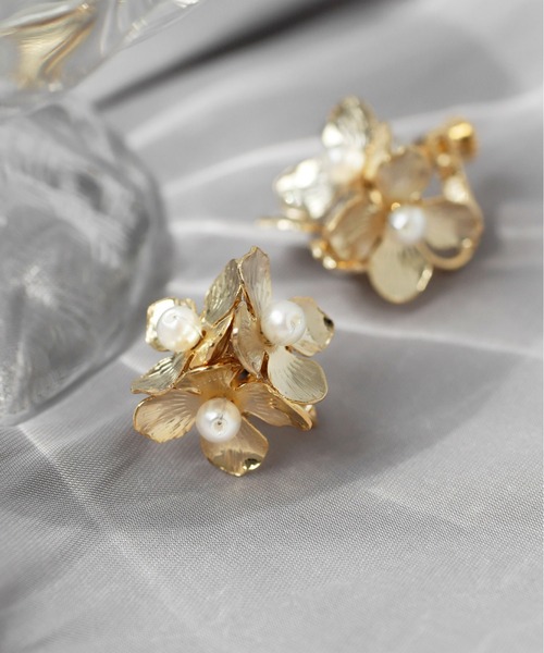 ANEMONE（アネモネ）の「パール×メタルフラワーイヤリング（イヤリング・レディース・ゴールド・FREE）」の2枚目の写真