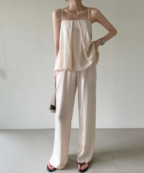 Ulysses（ユリシス）の「【セットアップ】タックデザインキャミソール＆ワイドパンツ（セットアップ・レディース・ネイビー/ベージュ・F）」の2枚目の写真