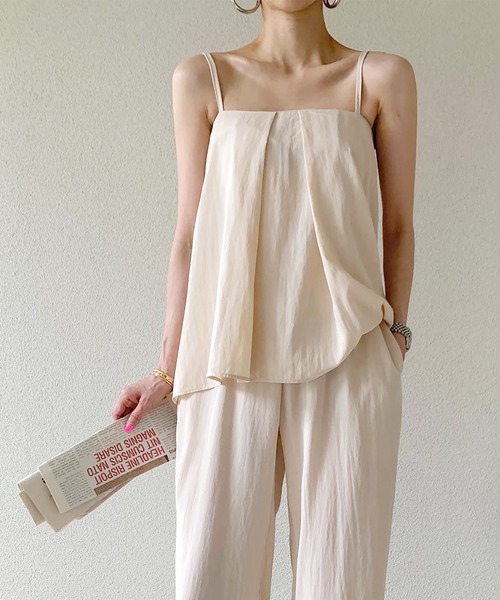 Ulysses（ユリシス）の「【セットアップ】タックデザインキャミソール＆ワイドパンツ（セットアップ・レディース・ネイビー/ベージュ・F）」の3枚目の写真