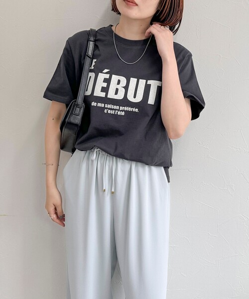 fredy emue（フレディエミュ）の「”DEBUT”プリントTシャツ（Tシャツ/カットソー・レディース・ホワイト系その他/チャコールグレー/グレイッシュベージュ/ホワイト系その他2・38）」の3枚目の写真