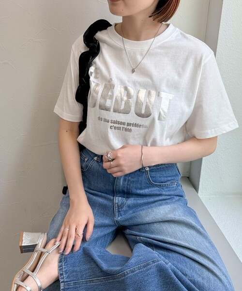 fredy emue（フレディエミュ）の「”DEBUT”プリントTシャツ（Tシャツ/カットソー・レディース・ホワイト系その他/チャコールグレー/グレイッシュベージュ/ホワイト系その他2・38）」の2枚目の写真