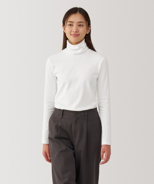 無印良品(ムジルシリョウヒン)の「婦人 起毛フライス編みタートルネック長袖Tシャツ(Tシャツ/カットソー・レディース・ライトグレー/ブラック/ホワイト/ブラック系/マスタード/ライトグレー系・L/M/XL/S)」の2枚目の写真